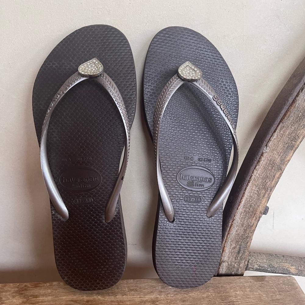 HAVAIANAS Flip Flops Embellished W/Crystal Hearts on Each Sandal 37-38 Preowned